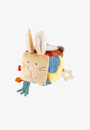 Giocattolo di peluche morbido a forma di coniglio con pelo beige, orecchie lunghe e forma quadrata. Presenta accenti di tessuto colorato e un anello da dentizione su un lato.