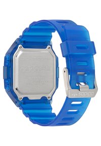 Blå gummiklocka med transparent rem, rostfri baksida, oktagonal klockkåpa och vitt Adidas-logga på remmen. Stöttålig.