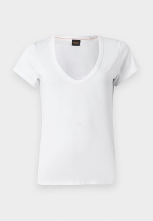 Tricou alb cu mânecă scurtă și decolteu în V, realizat din bumbac moale; prezintă un logo discret pe față și cusături contrastante la decolteu.