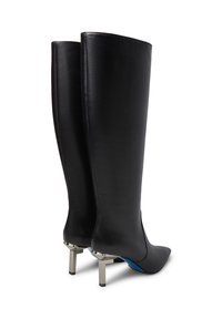 Stivali alti fino al ginocchio in pelle nera con punte appuntite, design elegante e tacchi a blocco in tonalità argento con un accento blu sulla suola.