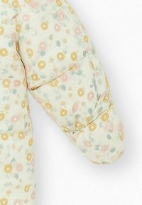 Bélelt dzseki pasztell virágmintákkal sárga, rózsaszín és kék színekben, krém háttéren. Puha anyag, enyhén fényes textura.