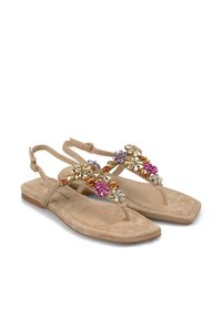 Sandali in suede beige con decorazioni in oro e gemme colorate. Suola piatta con design a infradito e cinturino alla caviglia regolabile.