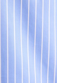 Tessuto azzurro chiaro con strisce verticali bianche, realizzato in materiale liscio e tessuto, che presenta una leggera lucentezza e un motivo uniforme.