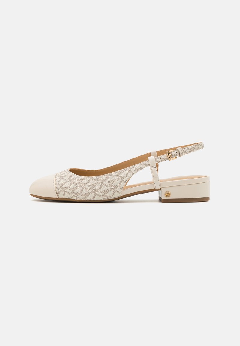 Chaussure slingback beige avec un dessus texturé et à motifs, un bout fermé, un petit talon block et une sangle ajustable avec une boucle métallique.