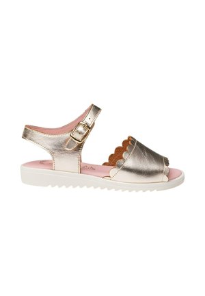Sandalia metálica para niños en color dorado con puntera abierta, correa frontal con borde en forma de ondas, hebilla ajustable en el tobillo, plantilla rosa y suela blanca con relieve.