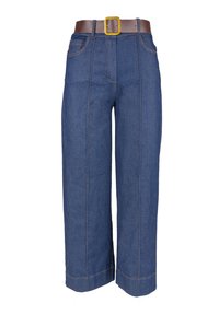 Pantalon large en denim bleu avec ceinture à boucle jaune, présentant des coutures contrastées, deux poches avant et une longueur raccourcie à l'ourlet.