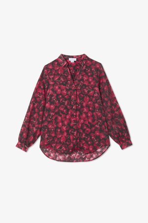 Chemise à manches longues à boutons en tissu transparent avec un imprimé de cerises rouges sur un fond sombre. Détails remarquables : un col classique et un ourlet incurvé.