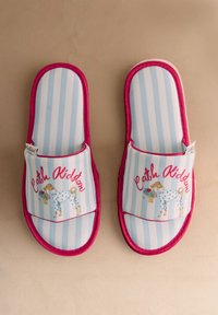Plave i bijele prugaste papuče s ružičastim obrubom, s psom u pidžami koji drži cvijeće i natpisom "Cath Kidston" na remenima.