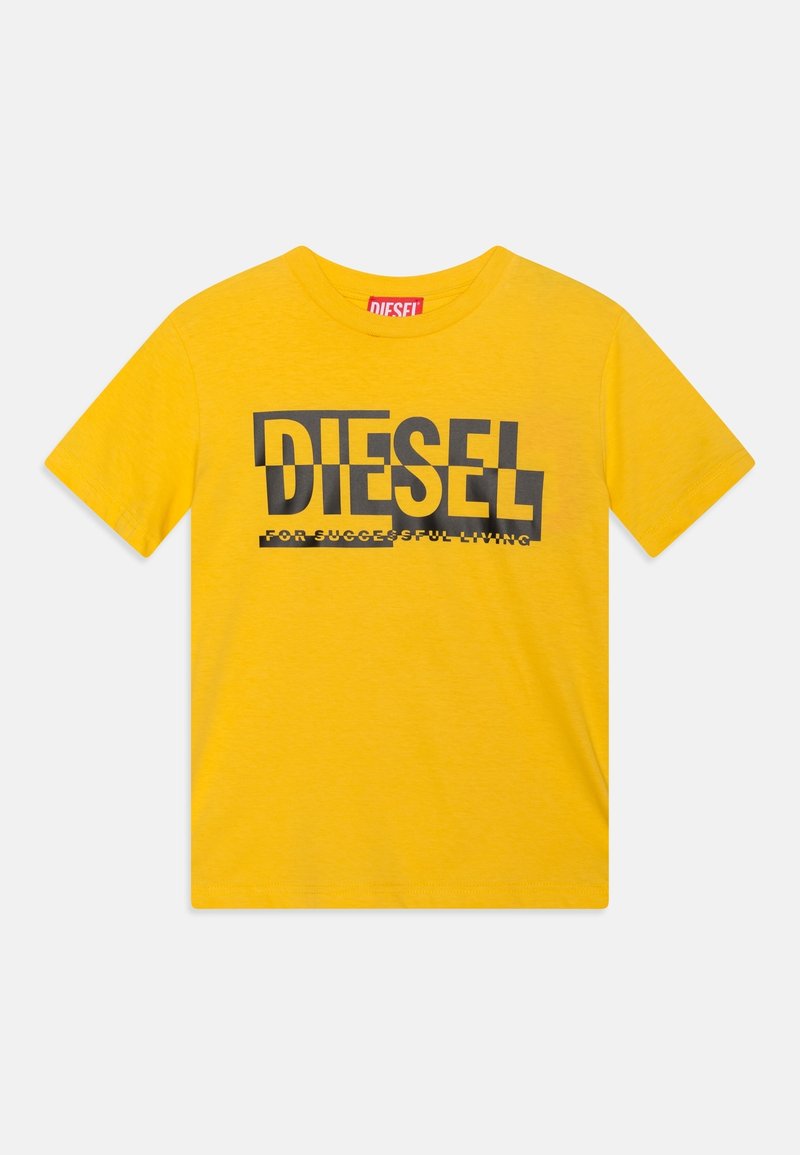 Camiseta de algodón amarilla con mangas cortas, que presenta un audaz logo negro de "DIESEL" y un texto más pequeño debajo en colores contrastantes.