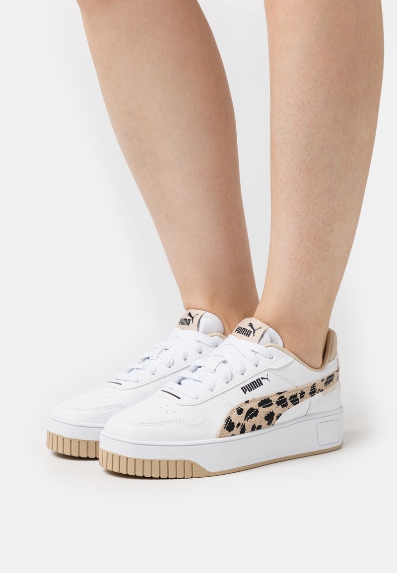 Vita sneakers i läder med en beige leopardmönstrad accent på sidan, texturerad gummisula och snören med varumärke på tungan.
