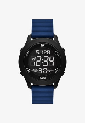 Montre de sport numérique ronde noire avec bracelet côtelé bleu, affichant l'heure 12:34, la date DI 28, et plusieurs boutons de fonction autour du cadran.