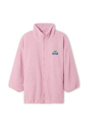 Roze fleecejack met een hoge kraag, frontale rits en ballonmouwen. Bevat een rechthoekig logo-opdracht aan de linkerkant.