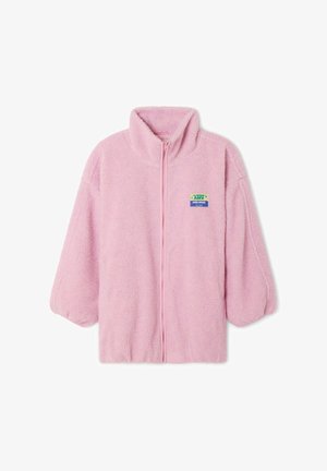 Rozā flīsa jaka ar augstu apkakli, priekšējo rāvējslēdzēju un balona piedurknēm. Satur taisnstūra formas logotipa uzlīmi kreisajā pusē.