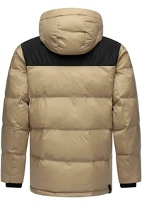 Polstret jakke med en beige krop, sort skulderpanel og hætte. Glat tekstur med synligt quiltet mønster og elastiske manchetter.