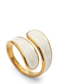 Anello in tonalità oro con un design marmorizzato bianco fluido. Presenta una forma a doppia fascia, una trama liscia e il nome del marchio inciso.