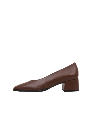 Zapato marrón de cuero con tacón bajo tipo bloque, punta puntiaguda y acabado liso, mostrado de lado sobre un fondo blanco.
