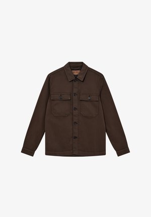 Camisa chaqueta marrón oscuro con botones, dos bolsillos en el pecho, mangas largas y cuello clásico, extendida sobre un fondo blanco.