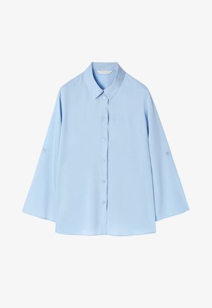 Blusa azzurro chiaro a maniche lunghe con chiusura a bottoni, colletto a punta e un leggero lucido. Presenta maniche larghe e svasate e una consistenza morbida.