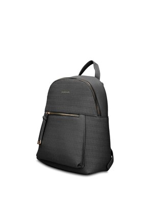 Zaino nero con texture, tasca frontale con zip, zip dorata e maniglia superiore, inclinato per mostrare viste frontali e laterali.