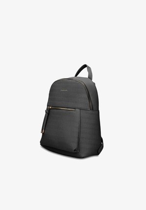 Sac à dos noir texturé avec poche zippée à l'avant, fermeture éclair dorée et poignée de transport supérieure, incliné pour montrer les vues avant et latérale.
