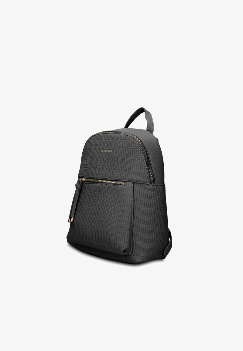 Sac à dos noir texturé avec poche zippée à l'avant, fermeture éclair dorée et poignée de transport supérieure, incliné pour montrer les vues avant et latérale.