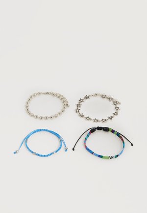 Quatre bracelets : perles argentées, étoiles argentées, cordon bleu tressé avec perles, et tissé multicolore avec cordon noir réglable.