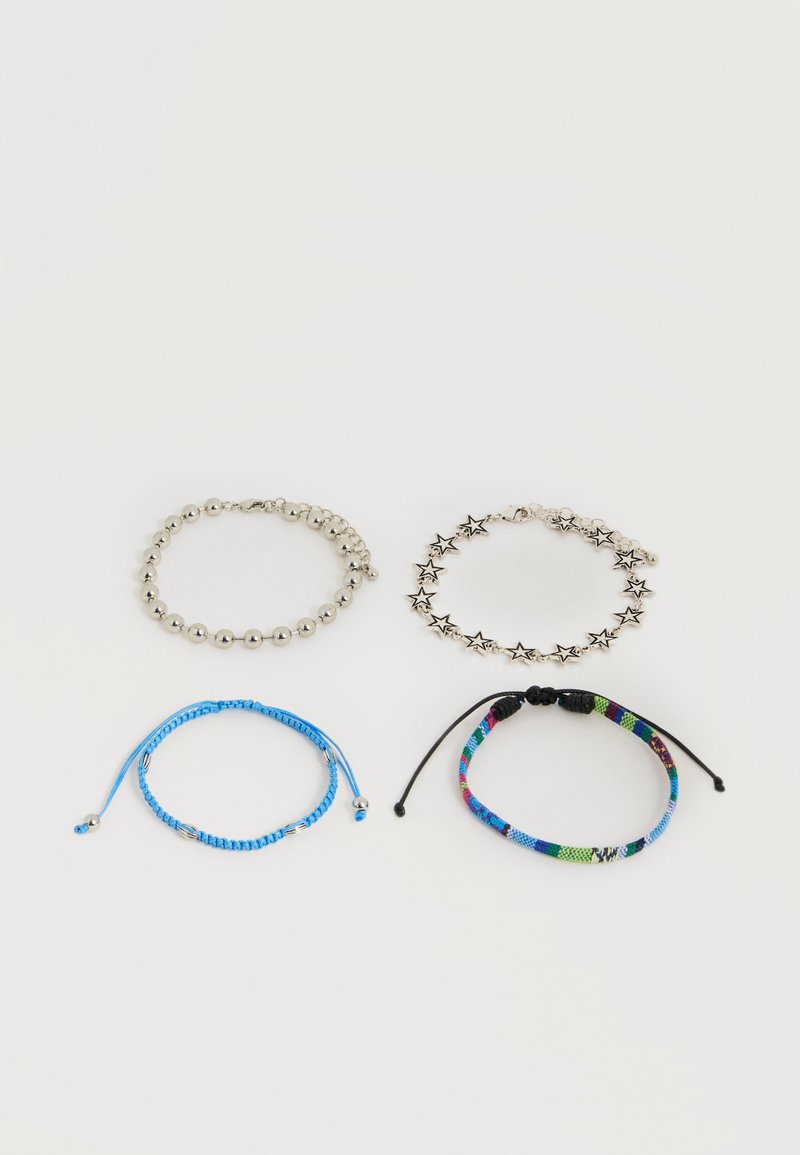 Τέσσερα βραχιόλια: ασημένιες χάντρες, ασημένια αστέρια, μπλε πλεγμένο κορδόνι με χάντρες και πολύχρωμο υφαντό με μαύρο ρυθμιζόμενο κορδόνι.