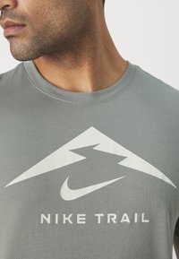 Nike Performance TEE TRAIL LOGO - Camiseta deportiva - dark stucco