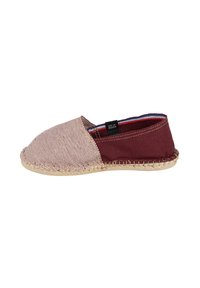 Espadrille en textile avec une tige en toile bordeaux, un bout en beige tissé, une semelle en jute naturel et une doublure intérieure contrastante.
