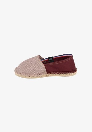 Espadrille en textile avec une tige en toile bordeaux, un bout en beige tissé, une semelle en jute naturel et une doublure intérieure contrastante.