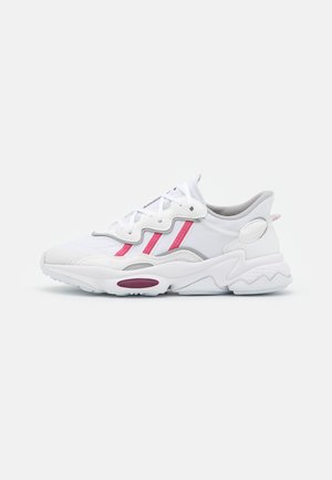 adidas Originals OZWEEGO  - Sneakers laag - footwear white/rose tone/victory crimson