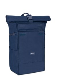 Sac à dos roulé navy en tissu résistant, doté d'une poche avant, d'une sangle réglable et de deux poches latérales pour le rangement.