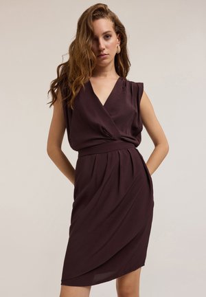 V-hals wikkeljurk in donker bordeaux, met korte mouwen, een getailleerde taille, plooien en een soepele, lichte stof.