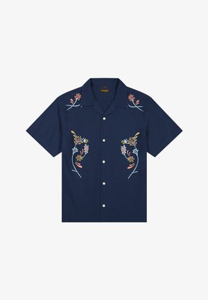 Chemise bleu marine à manches courtes avec boutons et broderie florale multicolore sur la poitrine et les épaules, col large.