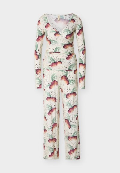 Ολόσωμη φόρμα με μακριά μανίκια και V-λαιμόκοψη, με φαρδιά παντελόνια, λευκή βάση, διακοσμημένη με μεγάλο κόκκινο και πράσινο λουλουδάτο σχέδιο.