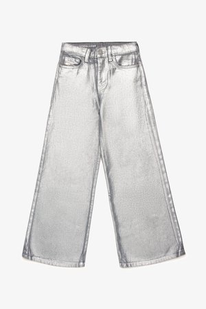 Jeans de pierna ancha metálicos plateados con una cintura alta, bolsillos frontales y cierre de botón. Textura suave con un ligero brillo.