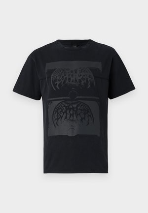 Zwarte katoenen T-shirt met een grote donkere grafische afbeelding met abstracte vormen en lijnen in het midden van de voorkant. Korte mouwen en ronde hals.