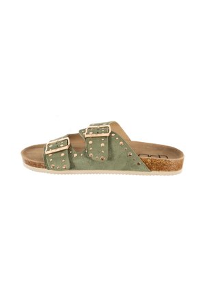 Sandale mule en daim vert avec deux brides réglables à boucle, clous en or rose, semelle intérieure en liège et semelle extérieure blanche.