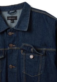 Giacca in denim blu scuro con colletto, due tasche frontali e bottoni marroni. Presenta cuciture gialle a contrasto e una texture morbida.