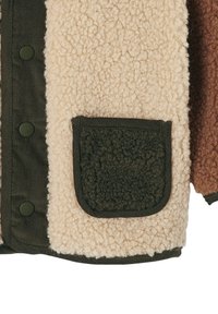 Braune und beige Fleecejacke mit strukturiertem Stoff, dunklen grünen Akzenten, Druckknöpfen und einer quadratischen Tasche.