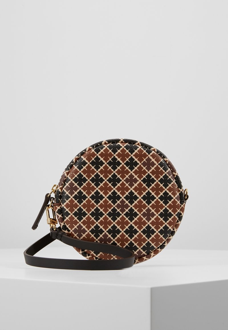 Runder Handtasche aus gemustertem Kunstleder, mit braunen, schwarzen und cremefarbenen Rauten. Enthält einen schwarzen Riemen und goldene Hardware-Details.