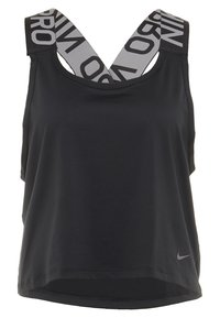 Černý sportovní top s volným střihem, s širokými šedými ramínky a textem "NIKE", s nenápadným logem na levém lemu.