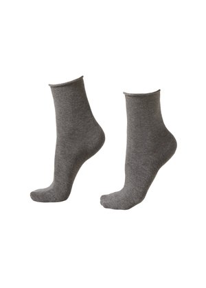 Twee grijze sokken tot aan de enkel, naast elkaar weergegeven tegen een witte achtergrond.