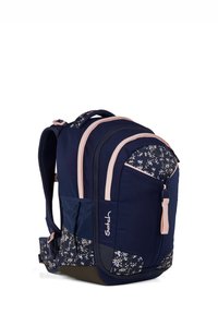 Marine Rucksack mit pinken Akzenten, floral gemustertem Boden, mehreren Fächern, gepolsterten Schultergurten und einem oberen Griff für einfachen Transport.