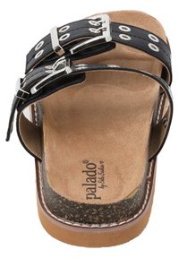Sandal in ecopelle nera con due cinturini regolabili, hardware in argento, suola con texture in sughero e una soletta morbida color tan. Logo visibile.