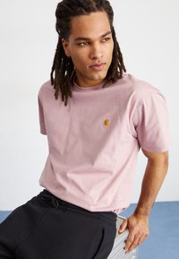 Carhartt WIP CHASE - Basic T-shirt - glassy pink/gold