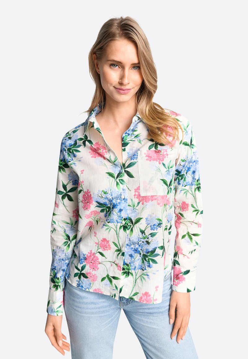 Bloemige overhemd met knopen, versierd met een mengsel van roze en blauwe bloemen op een lichte achtergrond, met lange mouwen en een borstzakje.