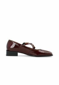 Bordo lakierowane buty Mary Jane z ukośnym paskiem, kwadratowym noskiem i niskim obcasem w kształcie bloku. Gładka tekstura i minimalistyczny design.