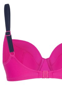 Różowy biustonosz z fiszbinami i wyściełanymi miseczkami. Posiada regulowany niebieski pasek oraz zapięcie z przodu z małym zapięciem. Gładka tekstura.