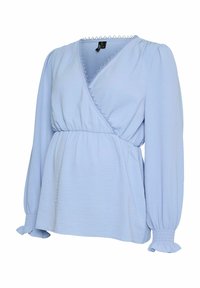 Lyseblå slå-om-bluse med lange ærmer, der har V-udskæring, elastiske manchetter og dekorativ bølget kant langs udskæringen.